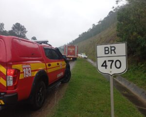 Motorista fica ferida em acidente na BR-470