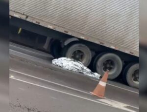 Motociclista morre por caminhão na BR-101, em SC
