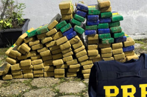 PRF apreende 111 kg de maconha em Balneário Camboriú