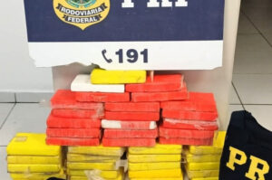 PRF apreende 43 kg de cocaína em Tubarão