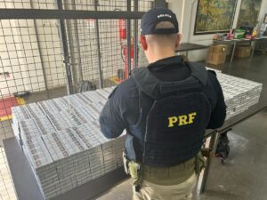 PRF prende passageiro com 3.900 maços de cigarro