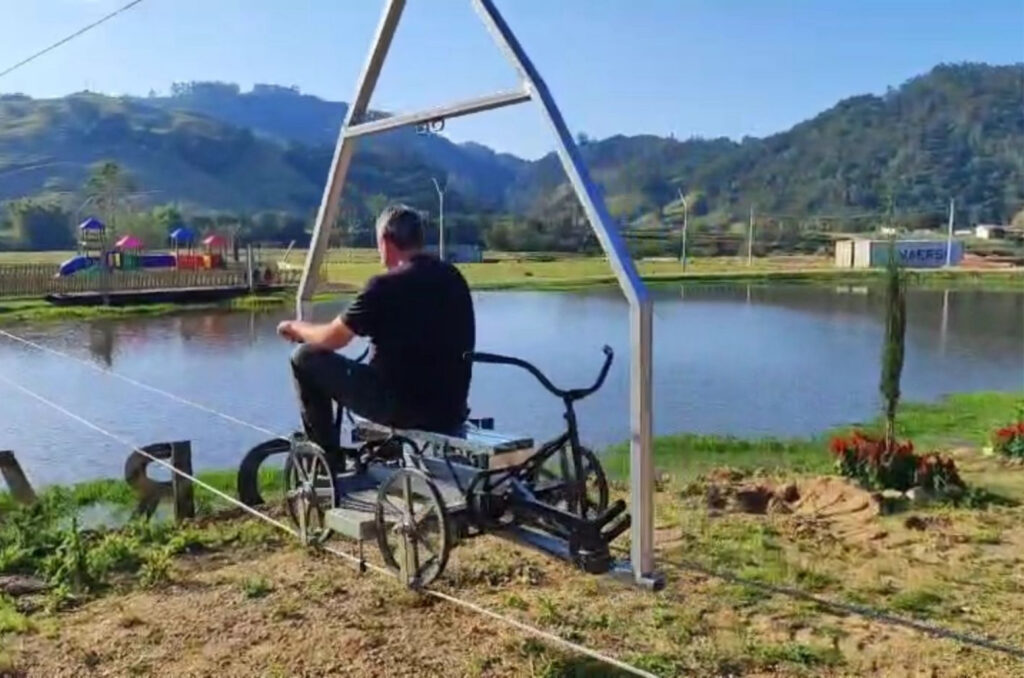 Pedras Grandes inaugura “carro voador” no parque