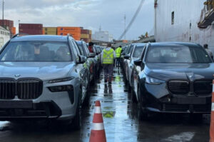 Porto de Itajaí recebe 396 carros de luxo da BMW