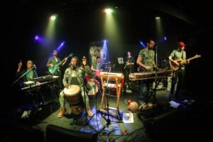 Show musical internacional solidário percorre o Estado