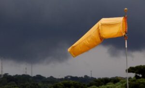 Tubarão faz alerta de ventos fortes no Litoral Sul