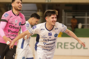 Tubarão vira jogo e vence por 5 a 4 fora de casa