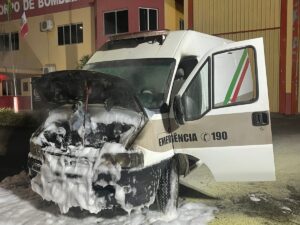 Viatura da PM pega fogo em Orleans