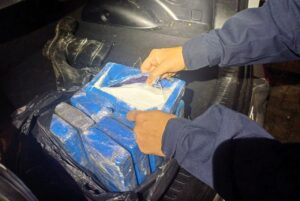 Dupla é presa com carga de cocaína na BR-101 em Laguna
