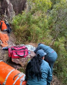 Mulher é resgatada após cair durante escalada em SC