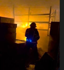 Incêndio atinge galpão de reciclagem em São José