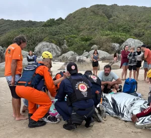Casal é resgatado após queda de parapente na Capital