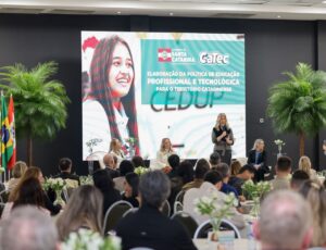 SC inicia construção da política estadual de ensino