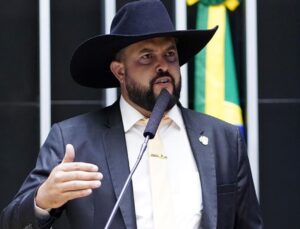 Justiça condena Zé Trovão a indenizar ex-companheira