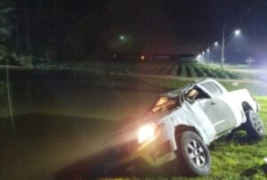 Carro capota e deixa dois feridos em Turvo