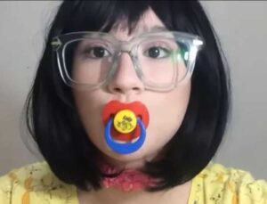 Moda nova: Adultos usam chupetas para reduzir estresse