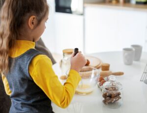 Oito alunos passam mal após comer bolo em escola de SC