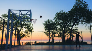 Homem Negro Praticando Esportes Jogando Basquete Ao Nascer Sol Silhueta