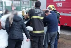 Menina é resgatada de carro trancado no Sul de SC