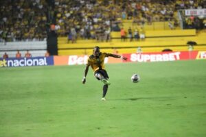 Lateral do Criciúma sofre lesão e passará por cirurgia