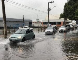 Maré alta provoca alagamentos em Itajaí