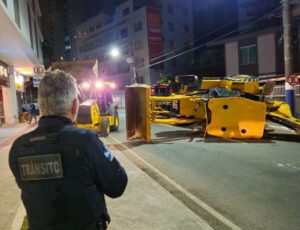 Retroescavadeira tomba e bloqueia via em BC