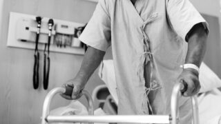 Um Idoso Doente Fica No Hospital