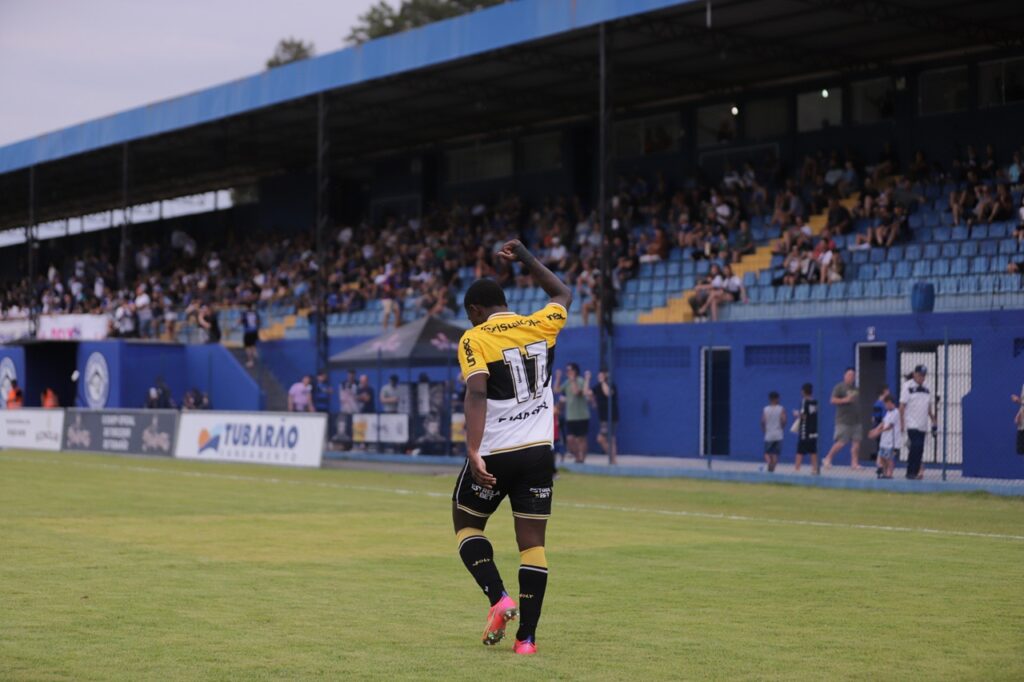 Criciúma goleia e complica o Tubarão na Copa SC