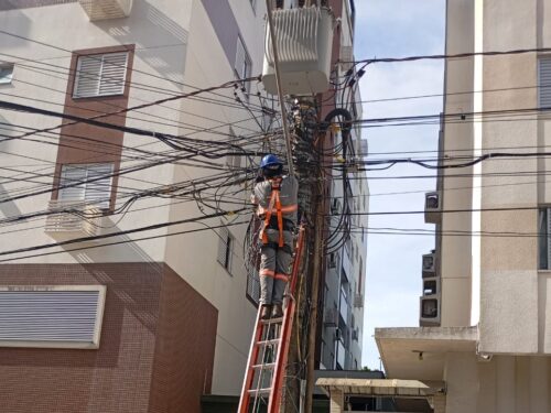 500 quilos de fios são retirados em operação no Centro de Criciúma