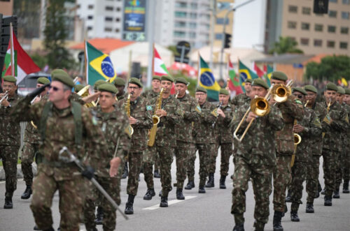 7 de setembro: Desfiles cívico-militares bloqueiam trânsito na Avenida Beira-mar Continental em Florianópolis
