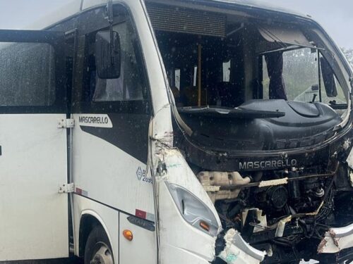 Acidente entre micro-ônibus e caminhão deixa 18 feridos em Palhoça