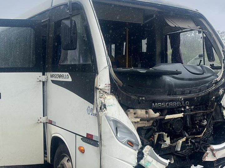 Acidente entre micro-ônibus e caminhão deixa 18 feridos em Palhoça