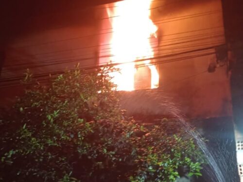 Bombeiros controlam incêndio em residência no Jardim Atlântico em Florianópolis