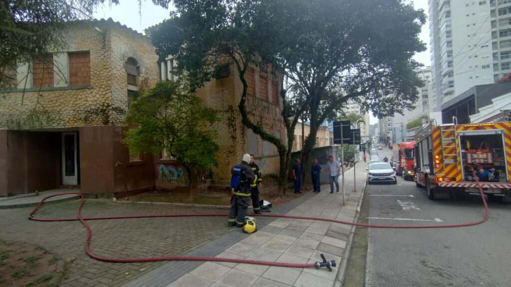 Bombeiros controlam princípio de incêndio em prédio na Capital