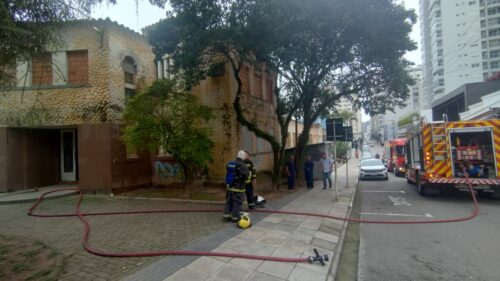 Bombeiros controlam princípio de incêndio em prédio na Capital