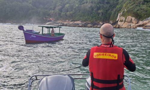 Bombeiros resgatam pescadores após colisão de embarcação na Ilha das Três Irmãs