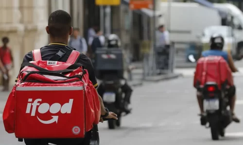 Câmara aprova urgência de projeto que garante vale-refeição a entregadores