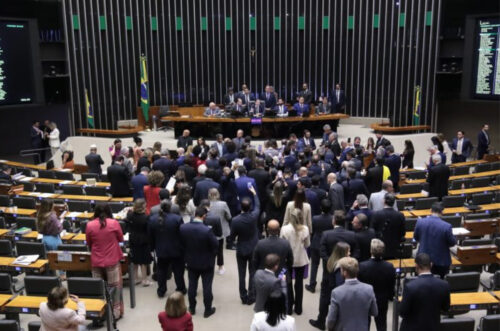 Câmara aprova urgência para projeto de anistia, mas texto final ainda será discutido