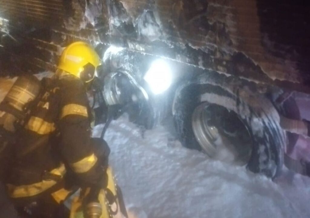 Caminhão pega fogo na BR-101 durante a madrugada