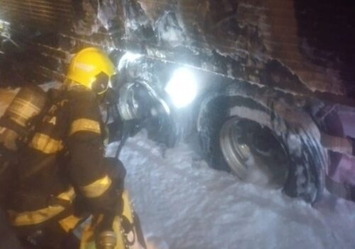 Caminhão pega fogo na BR-101 durante a madrugada