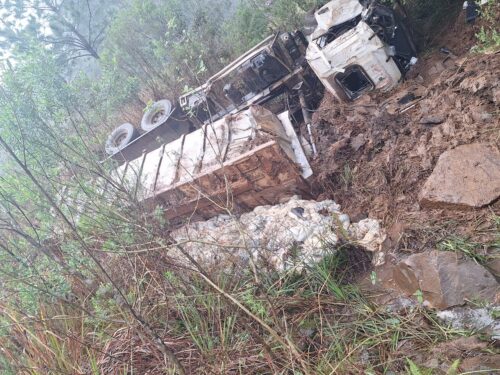 Caminhão tomba na SC-464 em Água Doce e motorista é socorrido