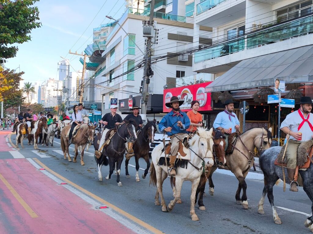 Cavalgada leva tradição gaúcha às ruas de Balneário Camboriú