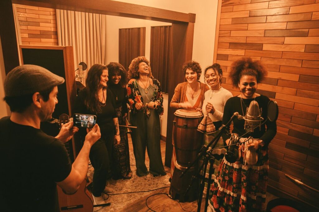 Coletivo Ayomidê lança primeiro álbum autoral em Balneário Piçarras