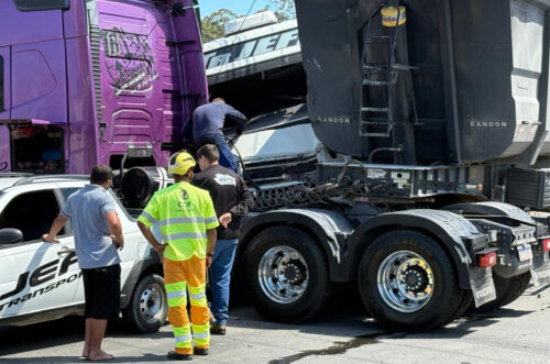 Colisão entre carretas complica trânsito no trevo Sul de Tubarão