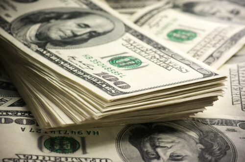 Dólar cai ao menor valor em 15 meses com expectativa de corte nos juros nos EUA