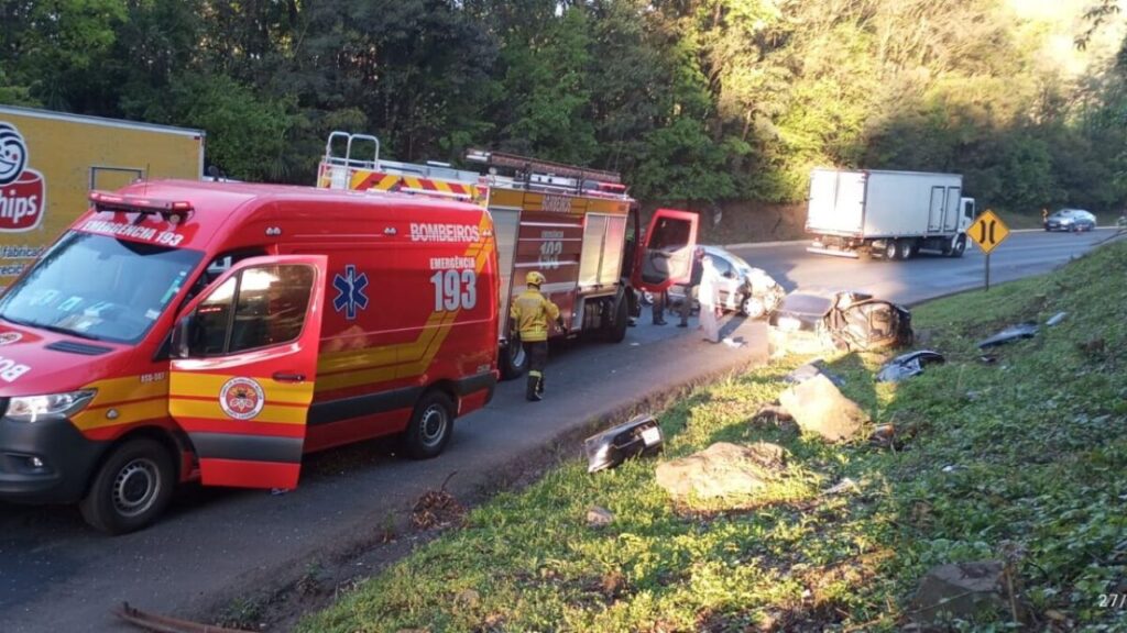 Duas pessoas morrem e três ficam feridas em acidente na BR-282 em Pinhalzinho - Foto: CBMS/Divulgação