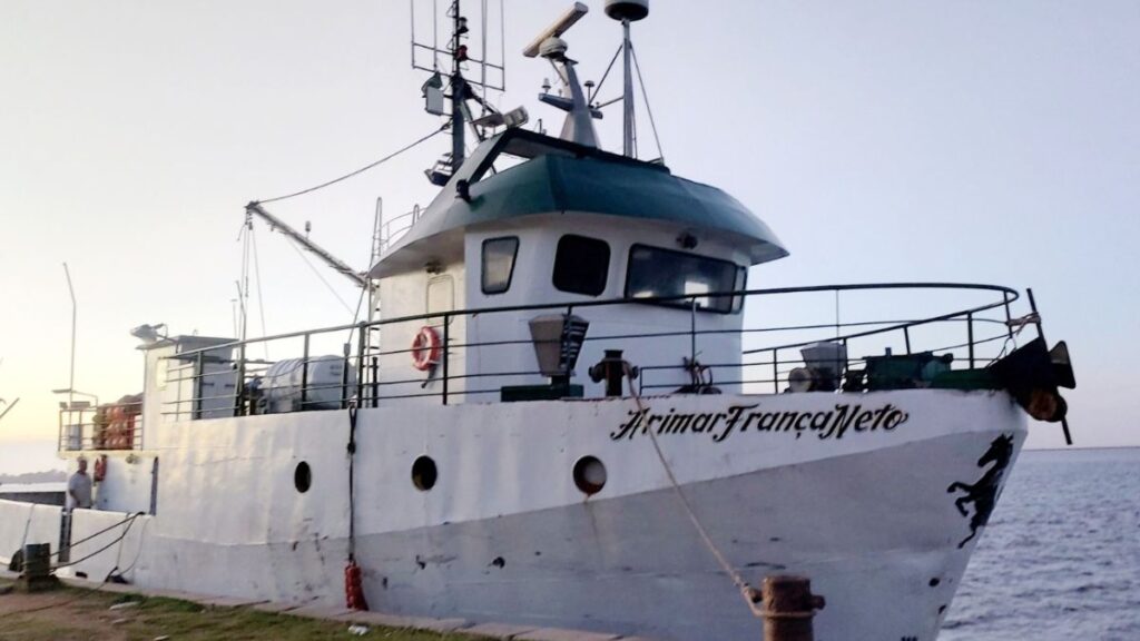 Embarcação de Itajaí é encontrada à deriva e apreendida no Ceará