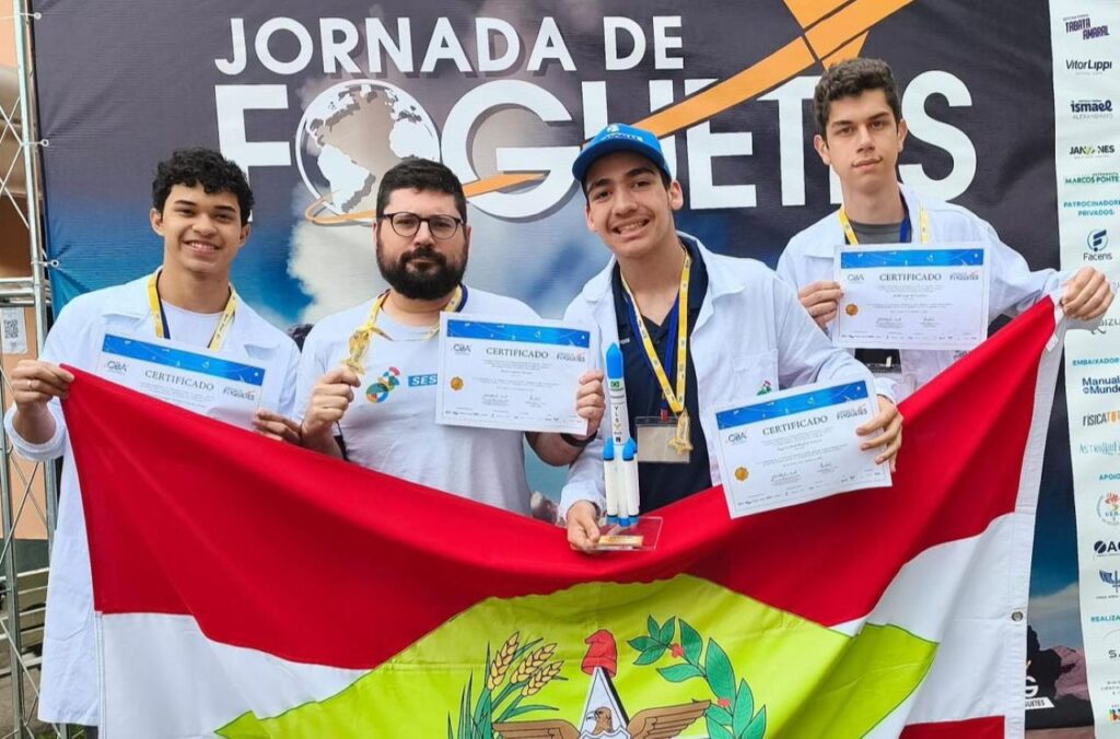 Estudantes do SESI Joinville conquistam ouro em competição nacional de foguetes