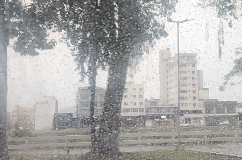 Frente fria provoca temporais e risco de alagamentos em SC nesta terça