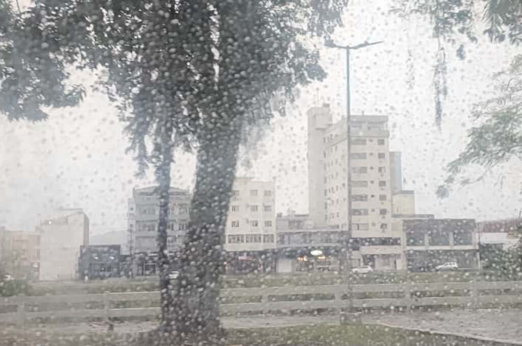 Frente fria traz chuva e frio intenso a Santa Catarina