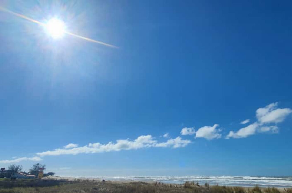 Frio e sol marcam a terça-feira em Santa Catarina; mar segue agitado